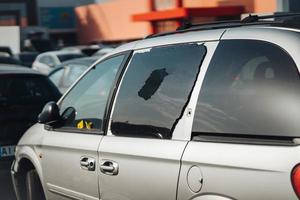 diefstal van een geparkeerd auto, indringers kapot gegaan de achterzijde venster. foto