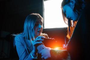 vrouw en vrouw fortuin teller met kristal bal foto