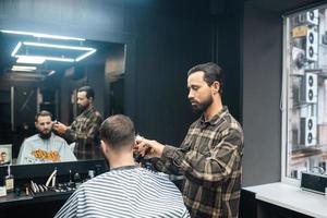 meester in kapperszaak maakt Mannen haar knippen met haar- tondeuse foto