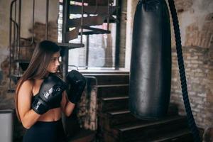 jong vrouw boksen training Bij de Sportschool foto