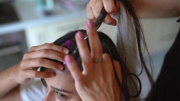 werkwijze van vlechten. meester weeft vlechtjes Aan hoofd in een schoonheid salon, dichtbij omhoog foto