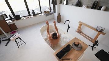 mooi jong vrouw nemen bad Bij huis terug visie foto