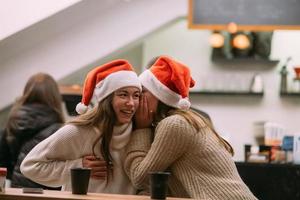 portret van gelukkig schattig jong vrienden hebben pret in cafe foto