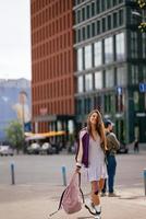 jong mooi vrouw met rugzak poseren Bij camera foto