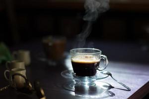 kopje warme koffie op tafel foto