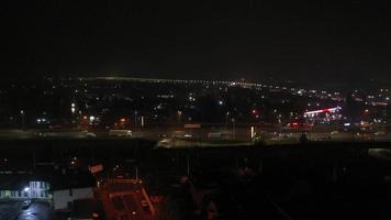 antenne visie van snelweg in de stad Bij nacht. foto