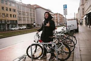 jong vrouw picks omhoog haar fiets van de parkeren veel foto