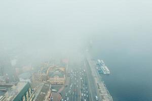 een stad gedekt in mist. stad verkeer, antenne visie foto