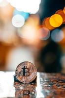 zilver bitcoin geïsoleerd Aan de tafel, gloeiend achtergrond foto