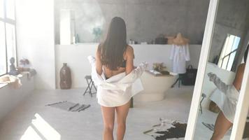 vrouw in badkamer. mode portret model- in bad. foto