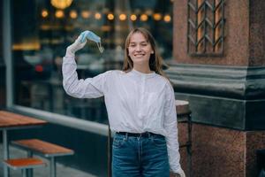 jong Kaukasisch meisje duurt uit haar gezicht masker foto