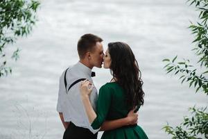 man en vrouw aan het meer foto