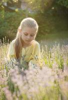mooi weinig meisje Aan lavendel veld. foto