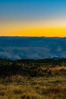 prachtige herfstzonsopgang in de karpaten, transcarpathia, oekraïne, europa. foto