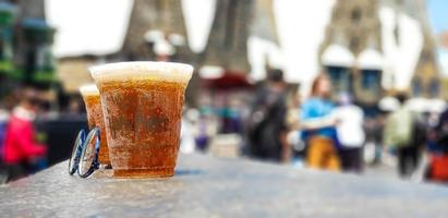 osaka, Japan Aan april 10, 2022. boterbier drinken in een plastic kop Aan een wazig achtergrond. deze drinken is een handtekening drinken van Zweinstein. foto