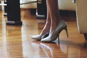 elegants vrouwen zilver schoenen en poten foto