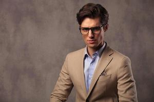 portret van een elegante zakenman draagt een bril