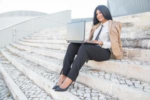 gelukkig Spaanse vrouwelijke manager genieten van freelance werk