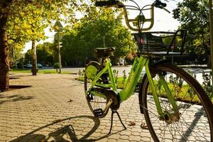 jerevan, Armenië - mei 28, 2021- groen fiets staan in straat . verhuur met een qr code Bij de park. fiets verhuur. Jerevan rijden. gesponsord door Amerika bank . foto