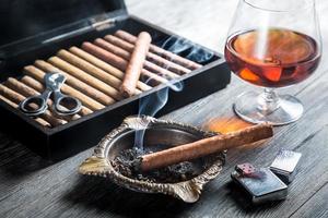 aroma van cognac en rokende sigaren foto