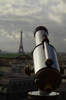 astronomische telescoop gericht naar de Eiffeltoren foto