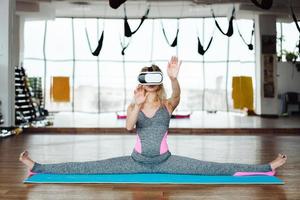vrouw in yoga klasse met vr koptelefoon foto