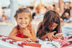 twee weinig meisjes spelen Aan de strand. foto