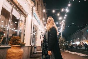 jong vrouw poseren met een laptop Aan de straat foto