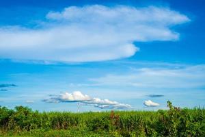 blauwe lucht met witte wolken. op een heldere dag foto