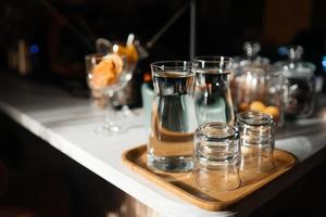 vier glas cups Aan de bar teller met portie accessoires. foto