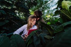 jong agrarisch ingenieurs zijn op zoek voor iets in kas foto