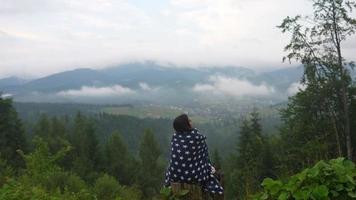 vrouw Aan top van een heuvel, tegen de achtergrond van een vallei foto