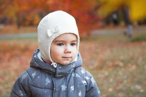 dichtbij omhoog portret van schattig weinig baby meisje Aan herfst oranje achtergrond. foto