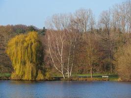 wandelen Bij een meer in Westfalen foto