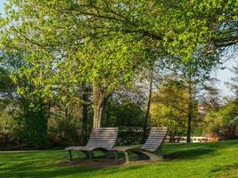 wandelen Bij een meer in Westfalen foto