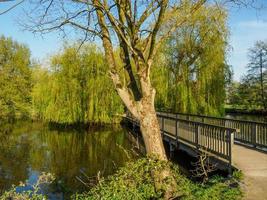 wandelen Bij een meer in Westfalen foto