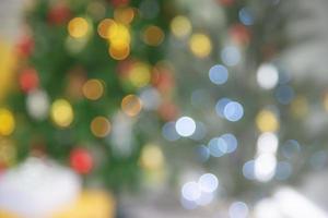 abstract kleurrijk licht achtergrond met rood oranje geel blauw wit groen bokeh van versierd Kerstmis boom foto