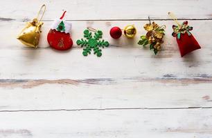 Kerstmis en nieuw jaar vakantie concept. detailopname kerst boom decoratie met linten ballen en ornamenten over- houten achtergrond foto