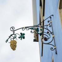 gouden druiven hangende teken in Rothenburg foto