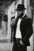 rijke man met een baard rookt elektronische sigaret foto