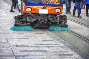 veger vrachtwagen, voertuig schoonmaak machine, schoon stedelijk weg de straten in de stad. concept foto