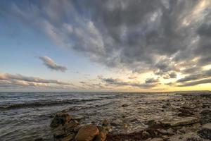 verbazingwekkend zonsondergang Bij de zwart zee. ontspannende horizontaal visie. foto