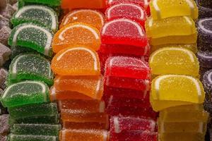 veel kleurrijk snoepgoed met suiker en smaak fruit. horizontaal visie. foto
