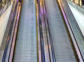 hijs- roltrap. de afdaling in de metro, winkelcentrum, onderdoorgang, in beweging trap foto
