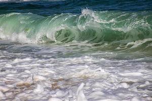zee golven, dichtbij omhoog, schoonheid water plons foto