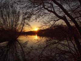 zonsondergang Bij een Duitse meer foto