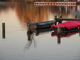 zonsondergang Bij een Duitse meer foto