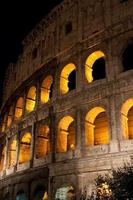 het colosseum 's nachts. Rome, Italië. foto