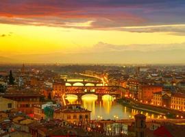 zonsondergang van brug ponte vecchio. Florence, Italië