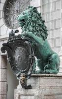 München, duitsland, 2014. standbeeld van een groen leeuw Bij odeonsplatz in München foto